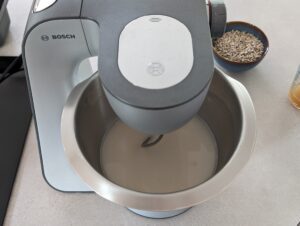 Hefe und Wasser in der Küschenmaschine mischen