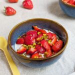 Erdbeer-Joghurt mit Pistazien